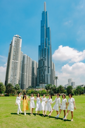 草地美女手拉手合影图片